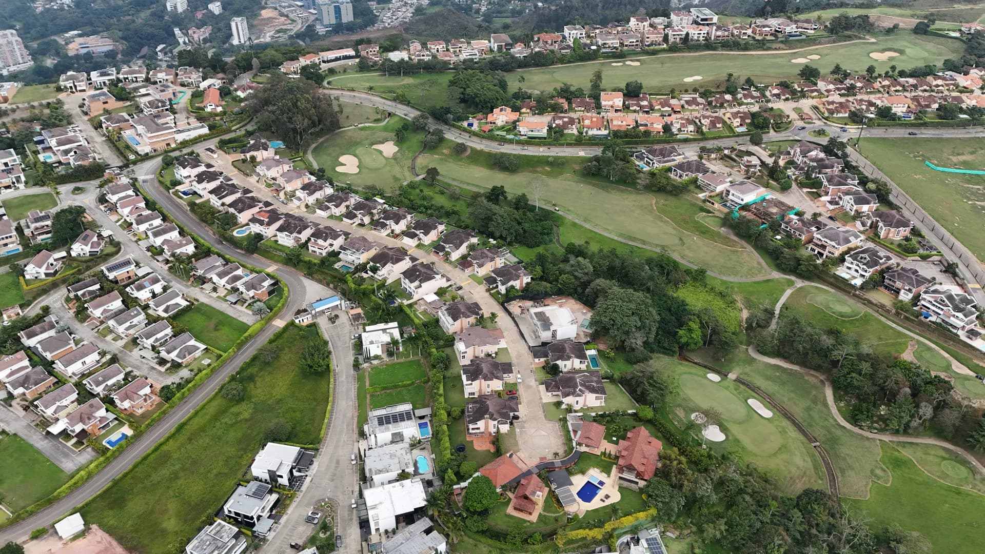 Sector La Aldea, Ruitoque Condominio, Floridablanca — ambiente campestre auténtico con casas entre vegetación