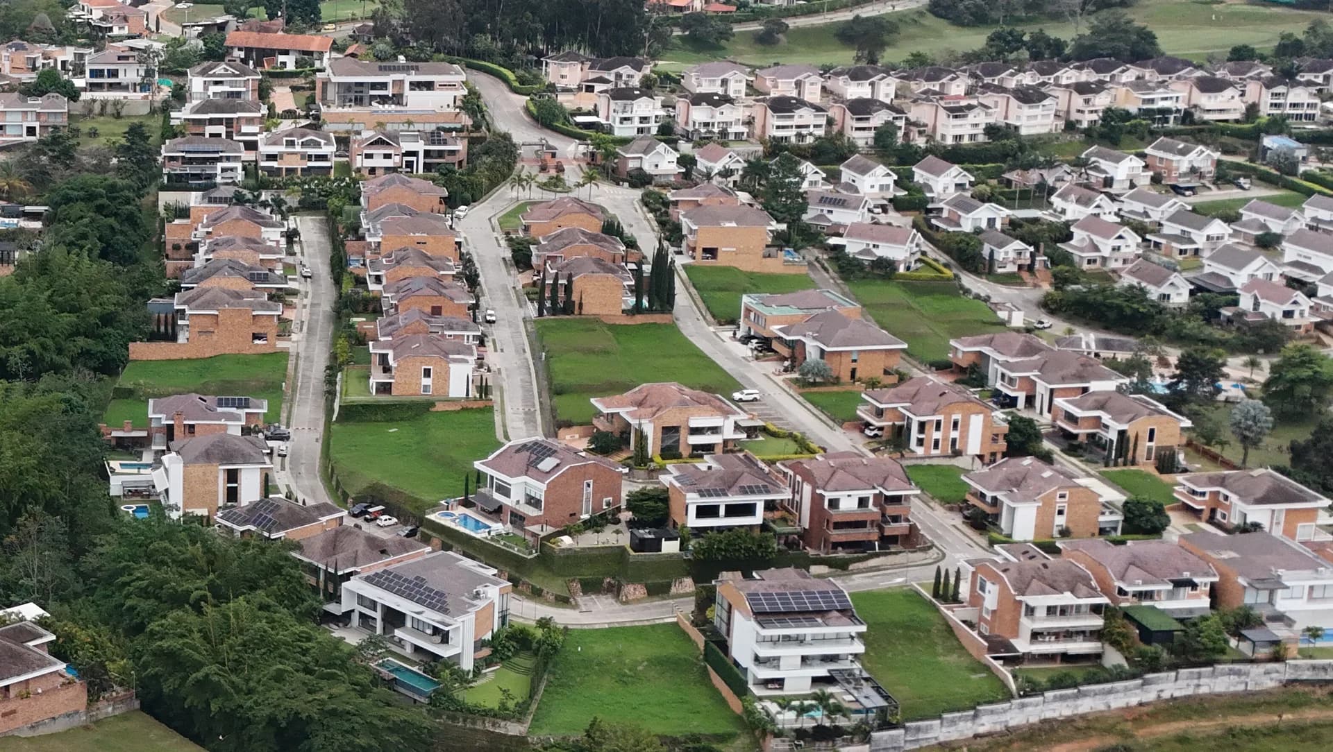 Lotes y casas en La Pradera, Ruitoque Condominio — sector más exclusivo del condominio