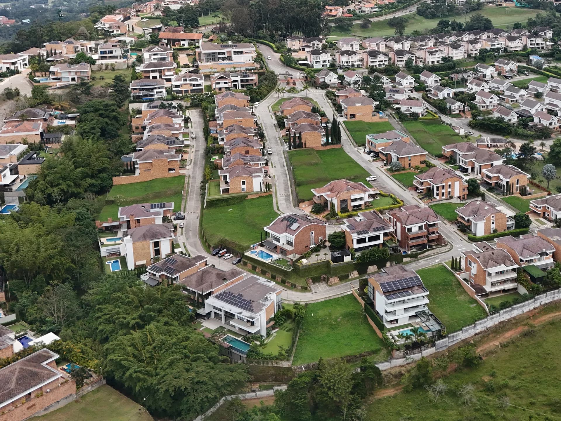 Entorno residencial de La Pradera, Ruitoque Condominio, con zonas verdes y vías internas