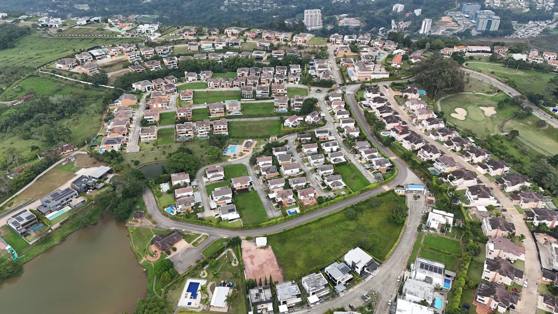 Casas en La Pradera, Ruitoque Condominio, con vistas a La Montaña y zonas verdes del condominio