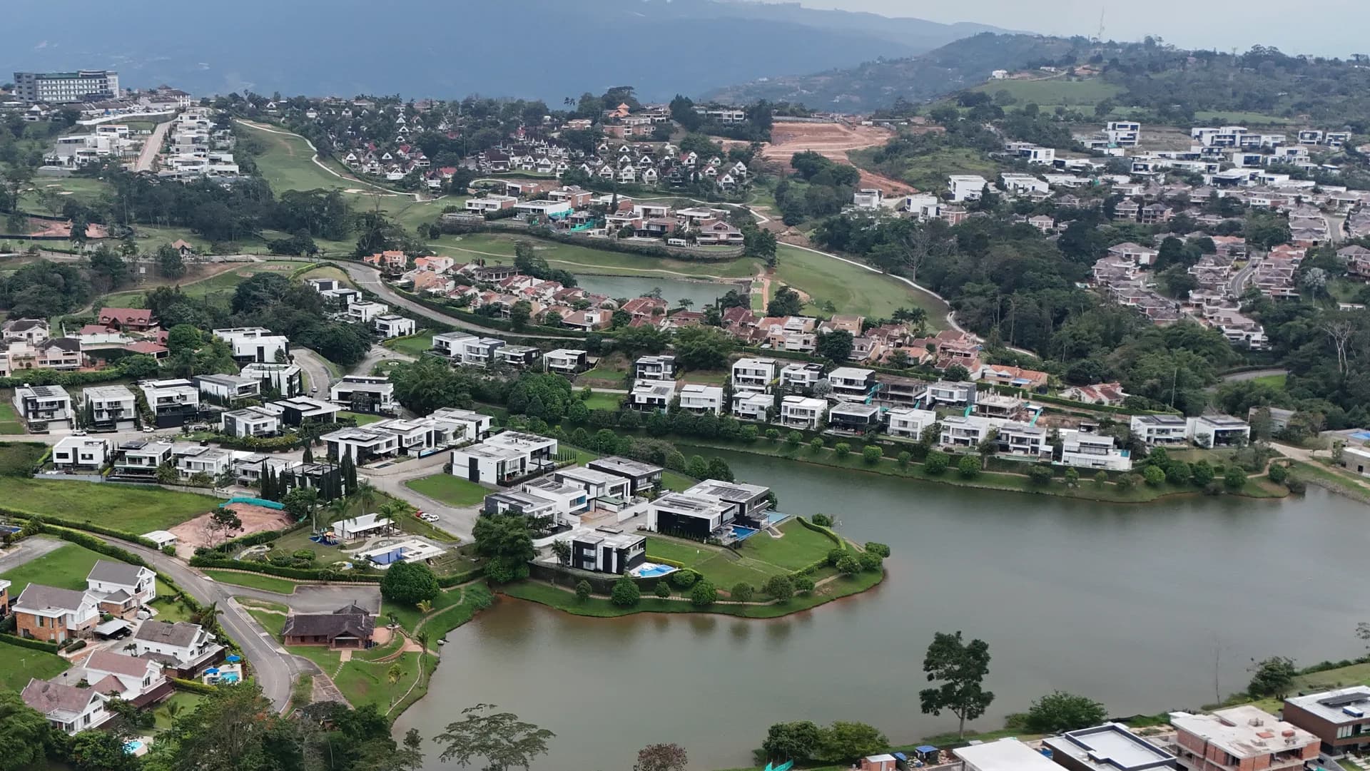 Casas en Náutica Bay, Ruitoque Condominio, integradas con el paisaje natural del sector