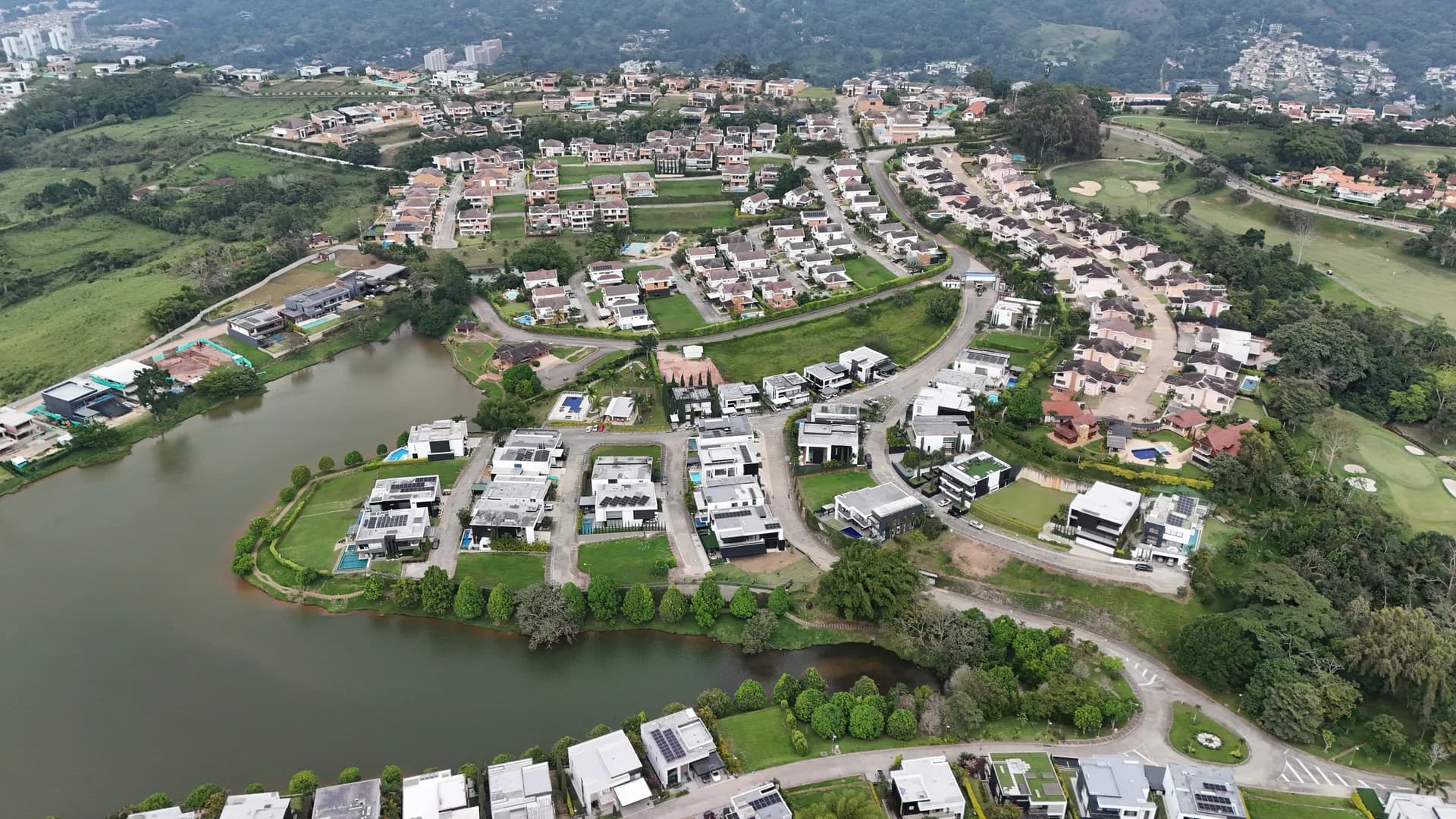Vista aérea de Náutica Bay, Ruitoque Condominio — sector con Club Náutico y entorno natural