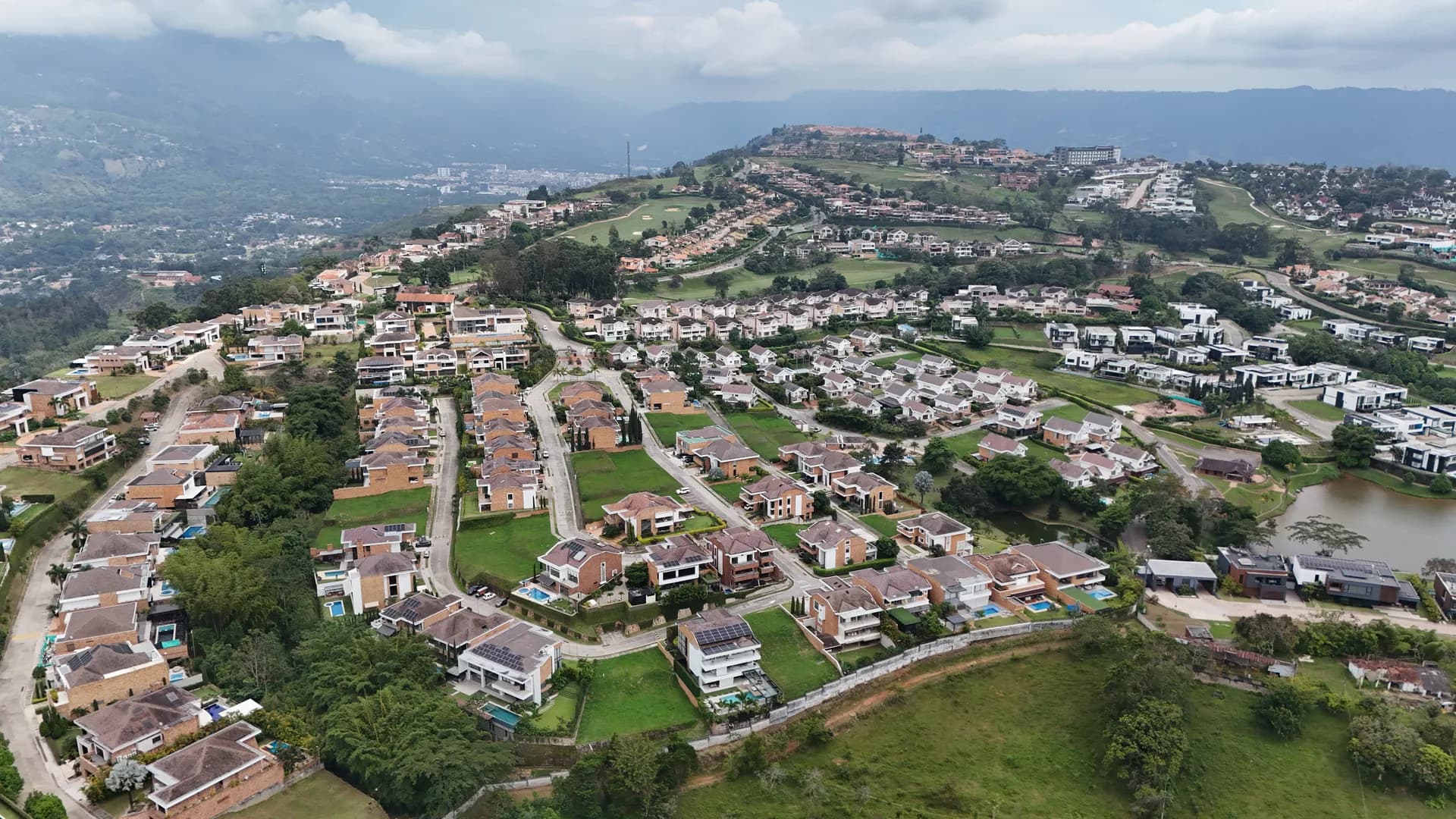 La Pradera, Náutica Bay y La Montaña — tres sectores de Ruitoque Condominio desde el aire