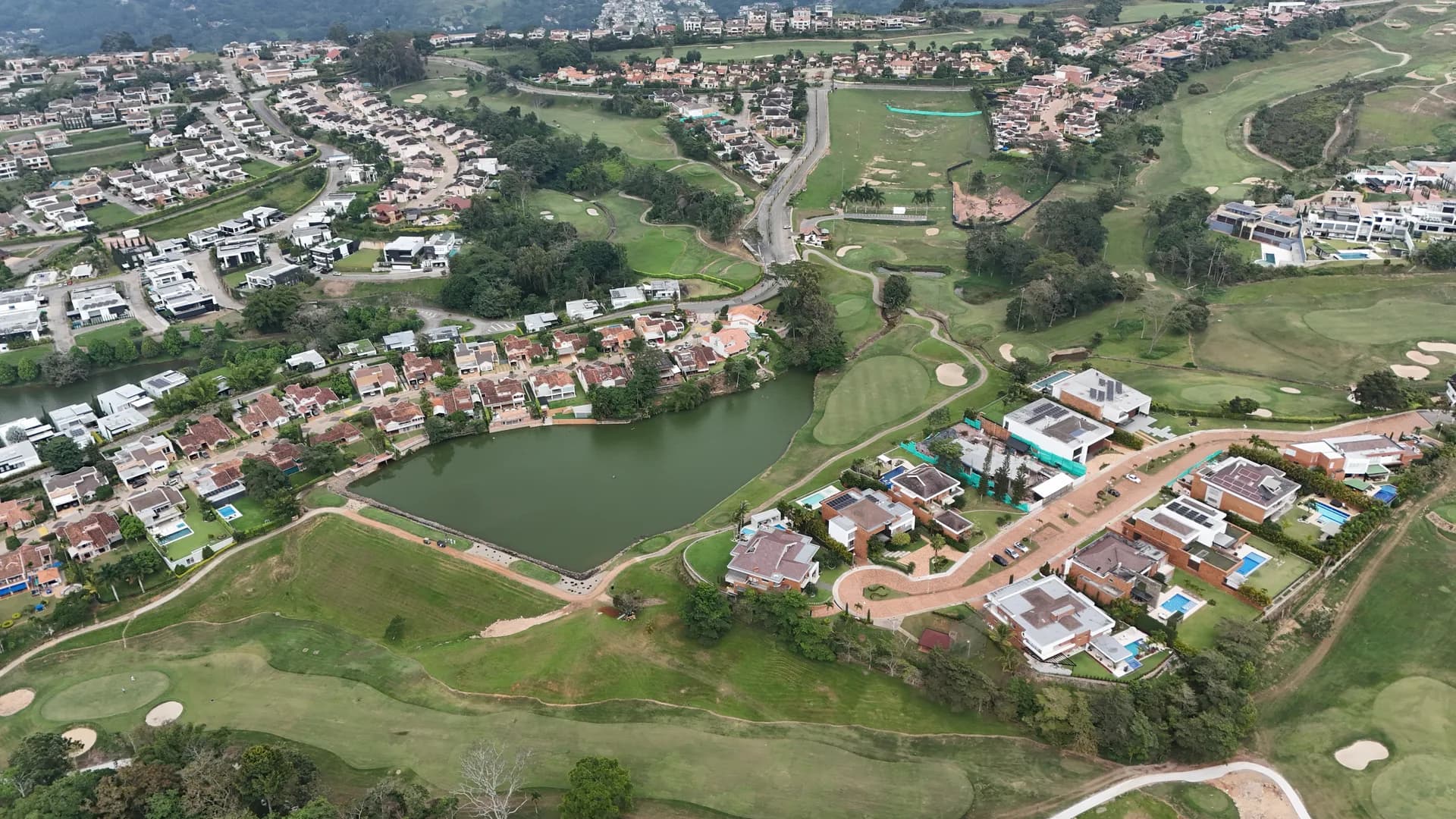 Ruitoque Condominio desde el dron — arquitectura y zonas verdes en el condominio campestre