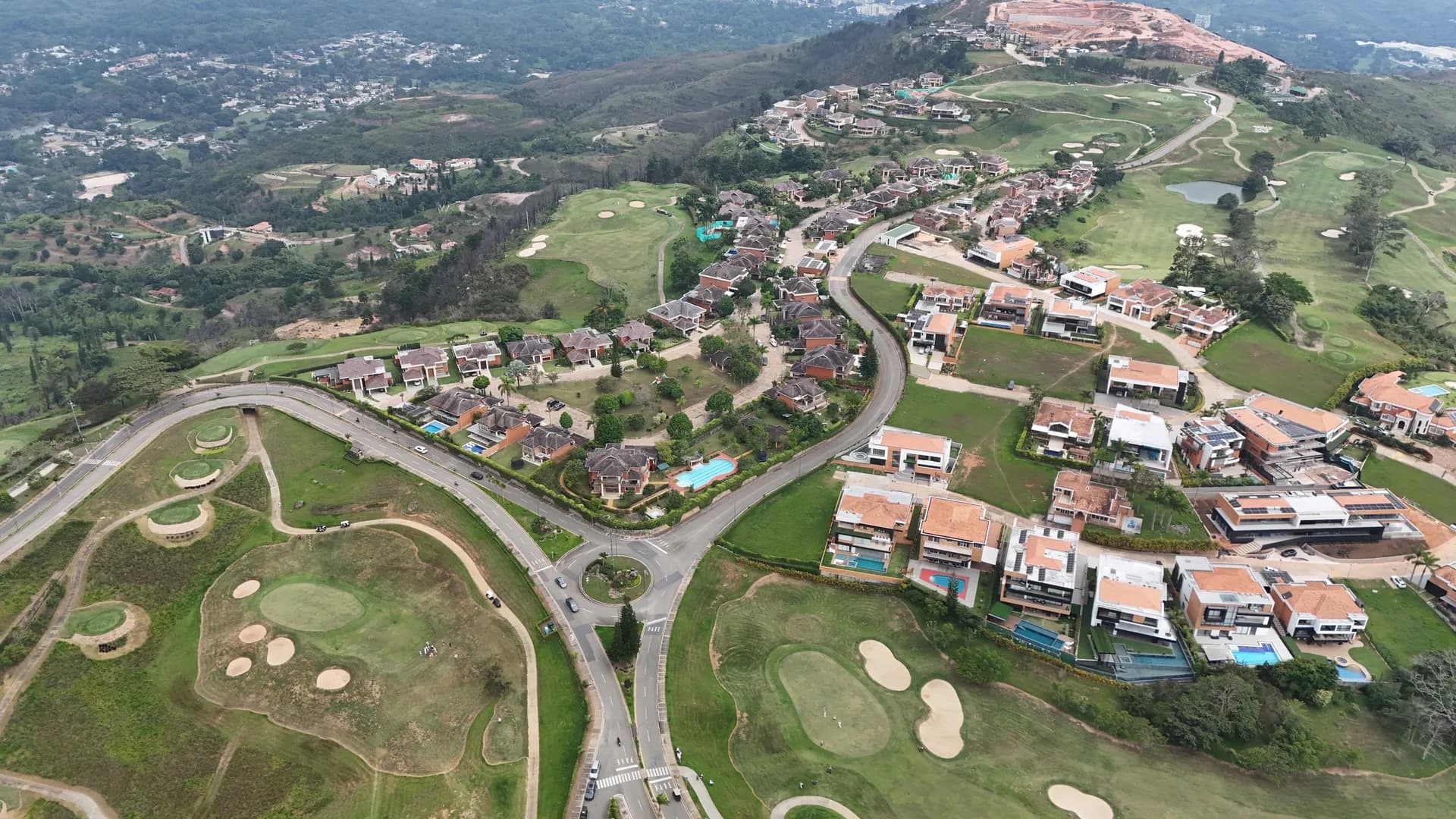 Balmoral y Ruitoque Gold vistos desde el aire, dentro del condominio campestre