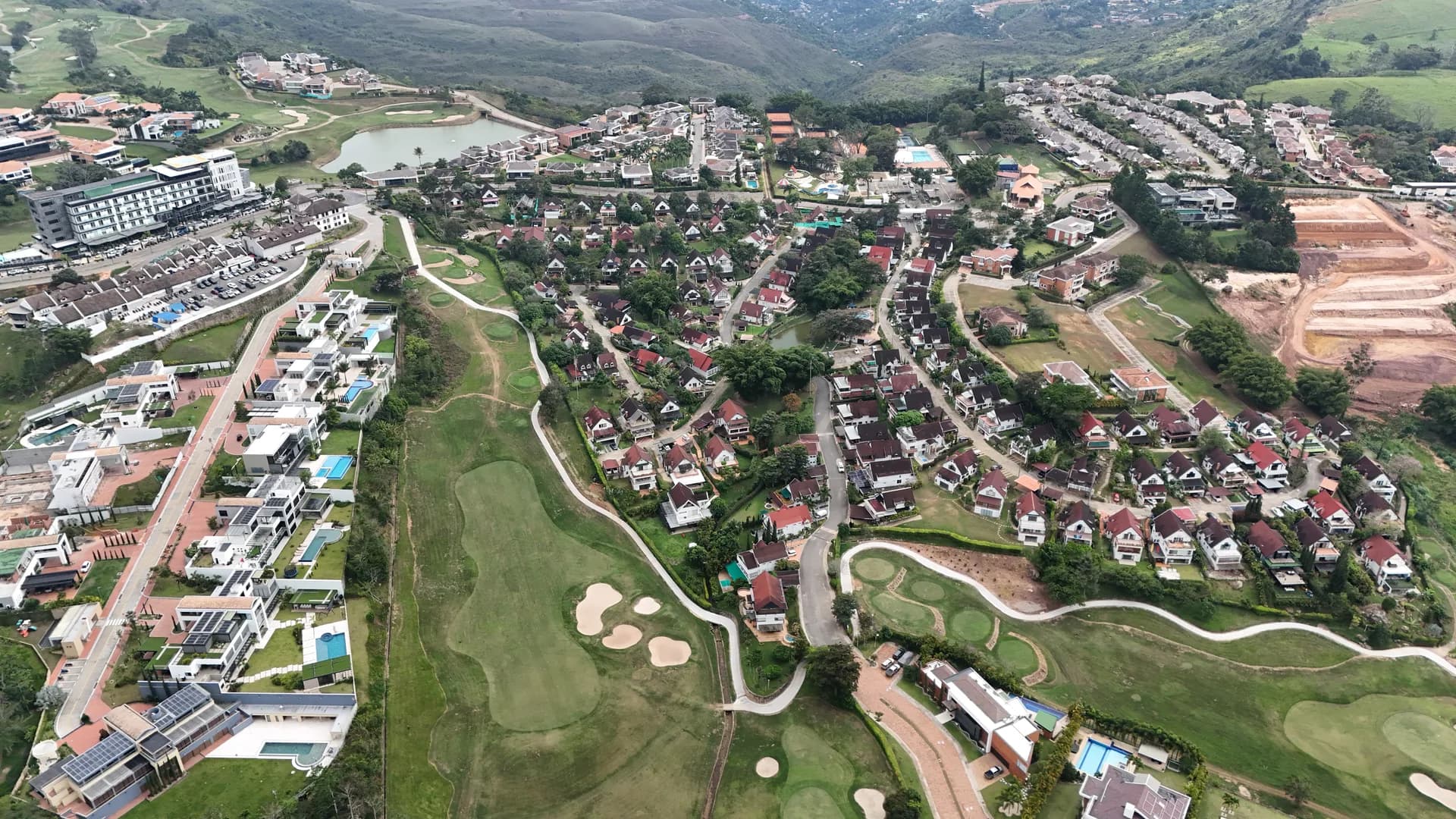 Hotel, Madeira, Campo de Golf y El Laguito — corazón de Ruitoque Condominio