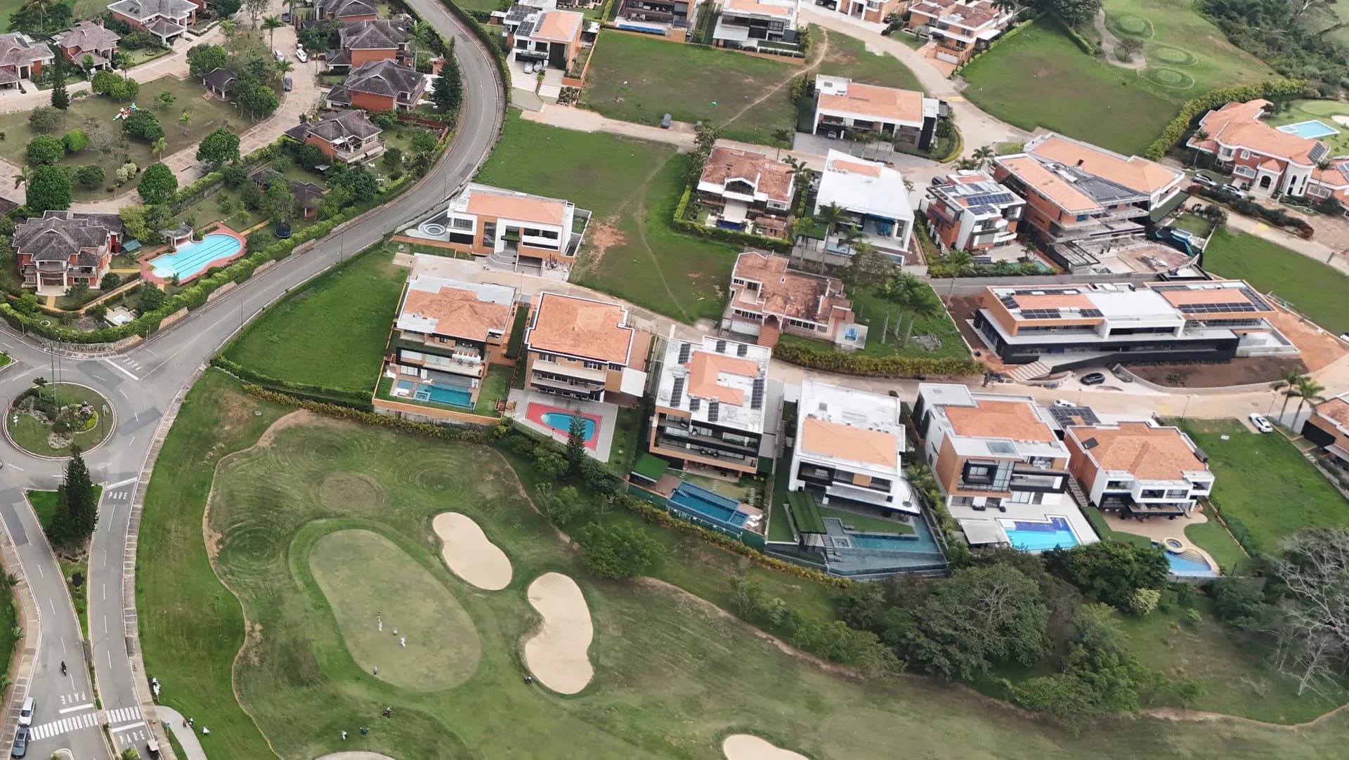 Casas y lotes en Ruitoque Gold con el campo de golf de Ruitoque al fondo